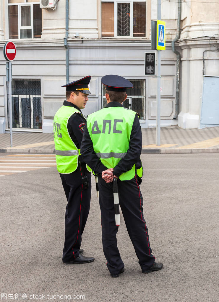 俄罗斯警方巡逻人员的国家汽车检查