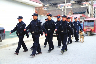 白龙江林区森林公安局两水分局春节期间巡逻确保群众安全